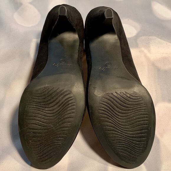 BLACK SUEDE PUMPS by AMERICAN RAG LIE Size 7 - Picture 5 of 5